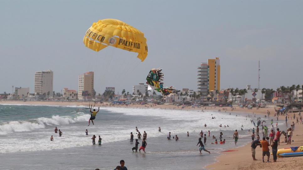 Suspenden actividades en paracaídas en Mazatlán